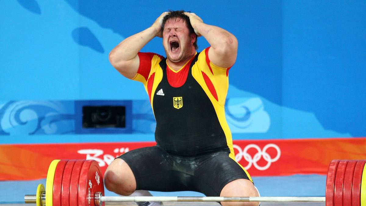 Erst wenige Monate war der gebürtige Österreicher Matthias Steiner im Sommer 2008 eingebürgert, als er Deutschland die erste Goldmedaille im Gewichtheben seit 1992 bescherte. Sowohl 203 kg im Reißen als auch 258 kg im Stoßen bedeuteten persönliche Bestleistungen - und allein der ungläubige Gesichtsausdruck im Moment seines Sieges ein Foto für die Ewigkeit