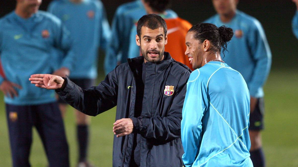 Bevor sich die Katalanen für Guardiola (hier mit Ronaldinho) entscheiden, laden sie auch den alten Bekannten Mourinho zum Bewerbungsgespräch ein. Dieser schlägt Guardiola als seinen Co-Trainer vor. Die Entscheidung pro Guardiola trifft Mourinho schwer. Das Verhältnis bekommt die ersten Risse