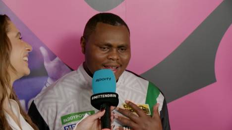 David Munyua gelingt bei der Darts-WM eine der größten Sensationen der Geschichte gegen Mike De Decker. Im SPORT1-Interview ist der Kenianer überwältigt und sendet trotzdem eine wichtige Botschaft in Richtung seines Heimatlandes.