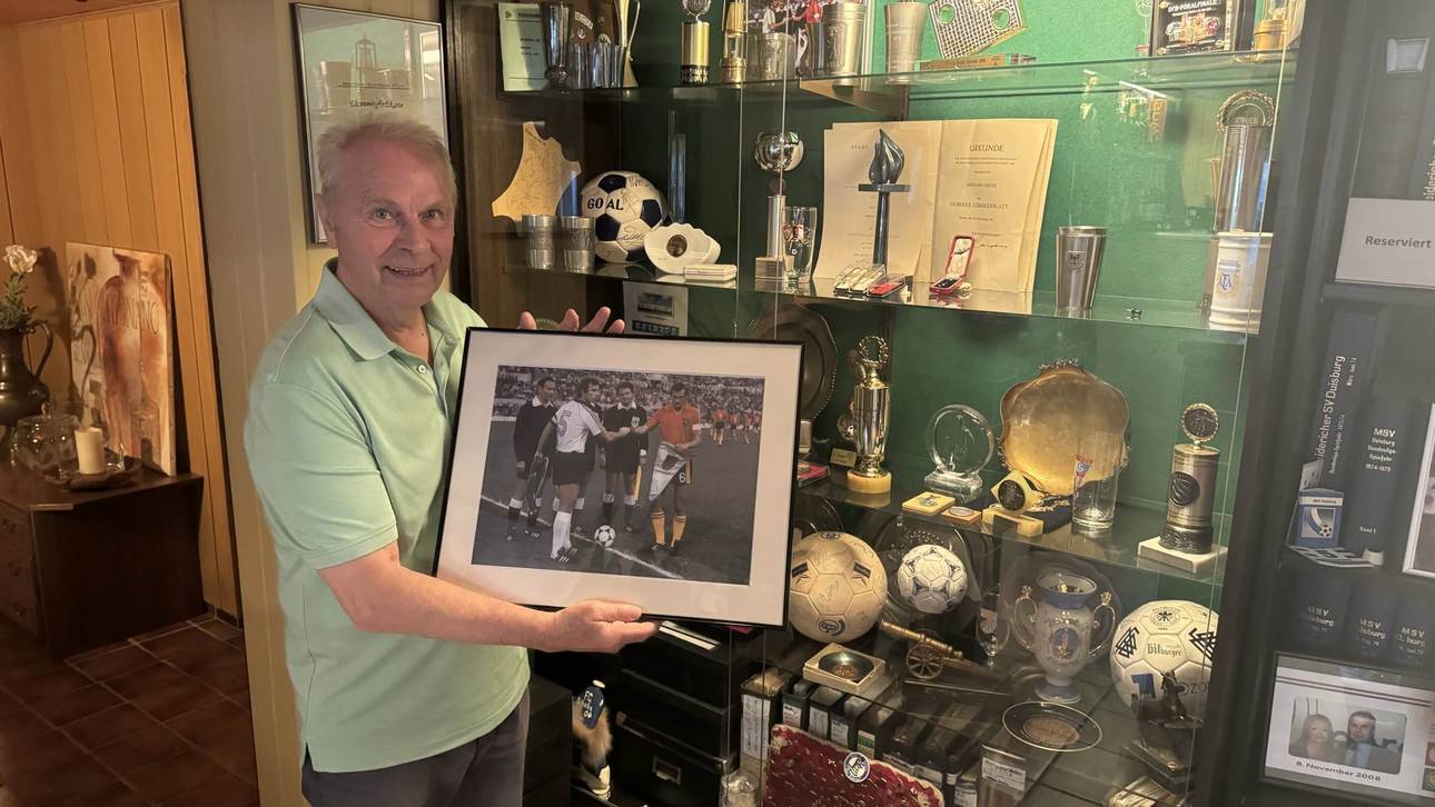 Bernard Dietz zeigt stolz ein Bild vom EM-Finale 1980 in seinem „Privatmuseum“