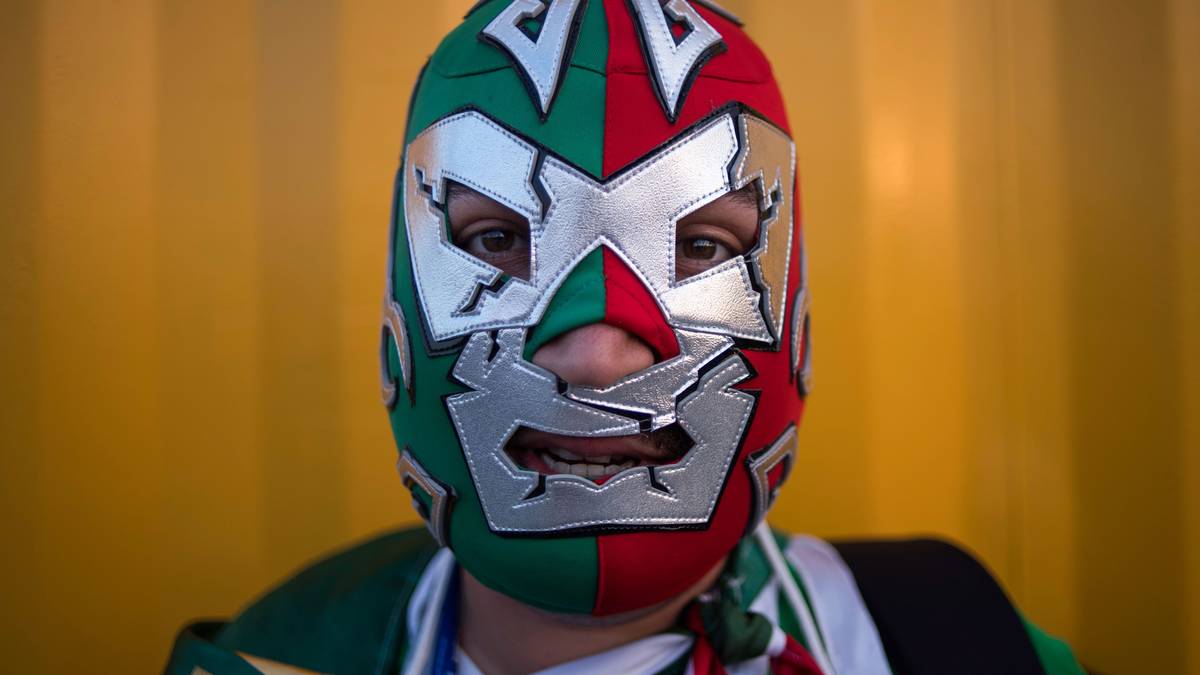 Ziemlich furchterregend sieht dieser mexikanische Fan in seiner Maske aus 
