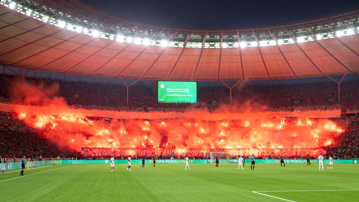Im DFB-Pokalfinale zündelten beide Fanlager fast durchgehend Pyrotechnik 