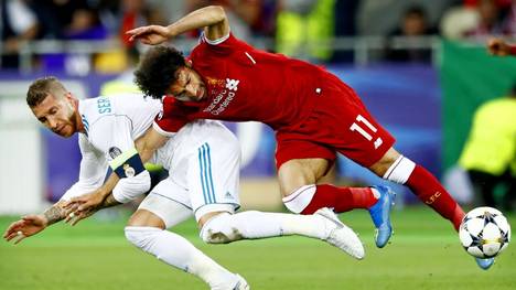 Dieser folgenschwere Zweikampf mit Sergio Ramos (l.) kostete Mo Salah die weitere Teilnahme am Champions-League-Finale 2018