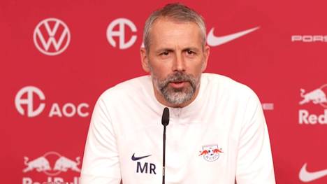 Vor dem Topduell gegen Bayer Leverkusen erinnerte sich Leipzig-Trainer Marco Rose, wie viel Kritik Xabi Alonso vergangene Saison einstecken musste und freut sich über die Entwicklung, die der Spanier gemacht hat.