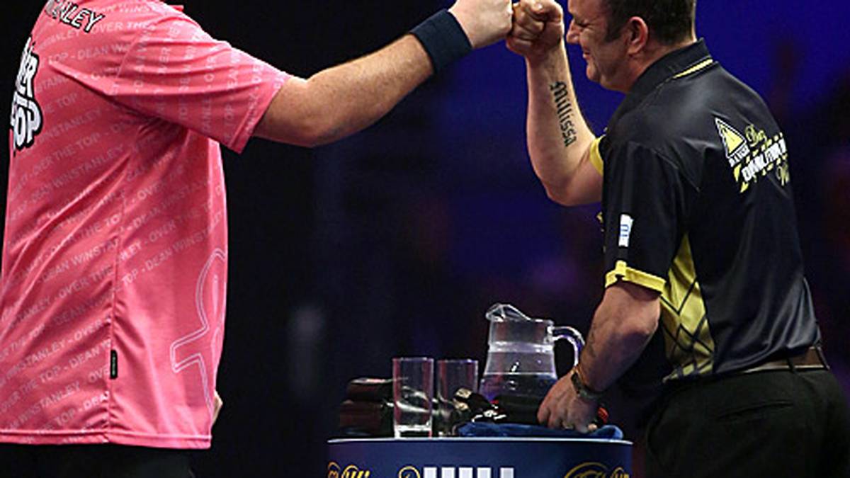 Die Abendsession eröffnen die beiden potenziellen Gegner von Deutschlands Talent Max Hopp: Dean Winstanley (l.) und Darren Webster. Am Ende setzt sich der pinke "Over the Top" durch - und gibt dem unterlegenen "Demolition Man" eine Bro-Fist