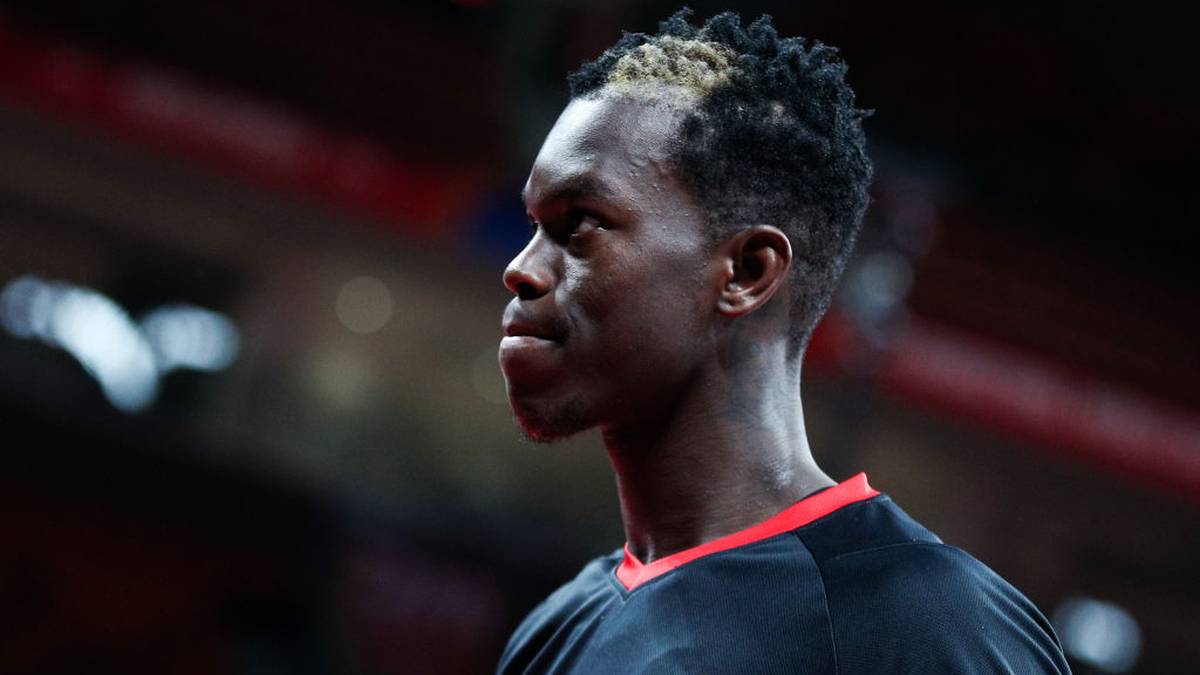 Im Sommer geht die Nationalmannschaft mit Schröder mit Medaillenträumen in die WM. Nach zwei Niederlagen gegen Frankreich und die Dominikanische Republik platzen die Träume aber jäh - zumindest sichert sich das Team ein Ticket für ein Quali-Turnier für Olympia