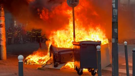 Die Ultras des SC Freiburg wurden am Nachmittag ganz friedlich von ein paar Polizeikräften durch die Altstadt geleitet. Für Chaos sorgten diejenigen, von denen man es am wenigsten erwarten würde.