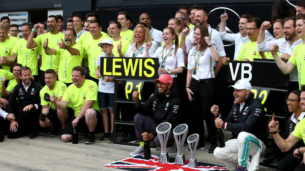 ÖSTERREICH - Kronen Zeitung: "Heimsieg für Hamilton! Aufregung um Vettel-Manöver. Mercedes hat in einem packenden Formel-1-Grand-Prix von Großbritannien erneut einen Doppelsieg eingefahren. Für Aufregung sorgte Sebastian Vettel, der RB-Star Max Verstappen abschoss. Nun wächst der Druck auf Vettel."