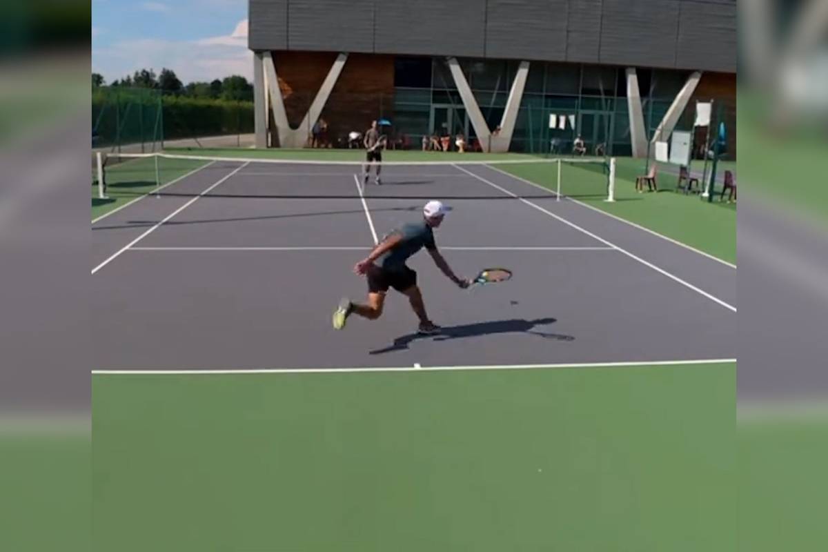 Bei einem Amateur-Tennis-Finale kommt es zu einem unfassbaren Ballwechsel. Dabei kommt es auch zu dem einen oder anderen spektakulären Trickshot. 