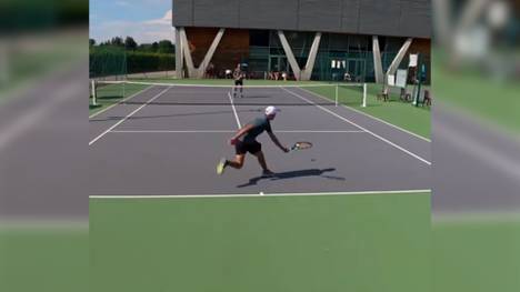 Bei einem Amateur-Tennis-Finale kommt es zu einem unfassbaren Ballwechsel. Dabei kommt es auch zu dem einen oder anderen spektakulären Trickshot. 