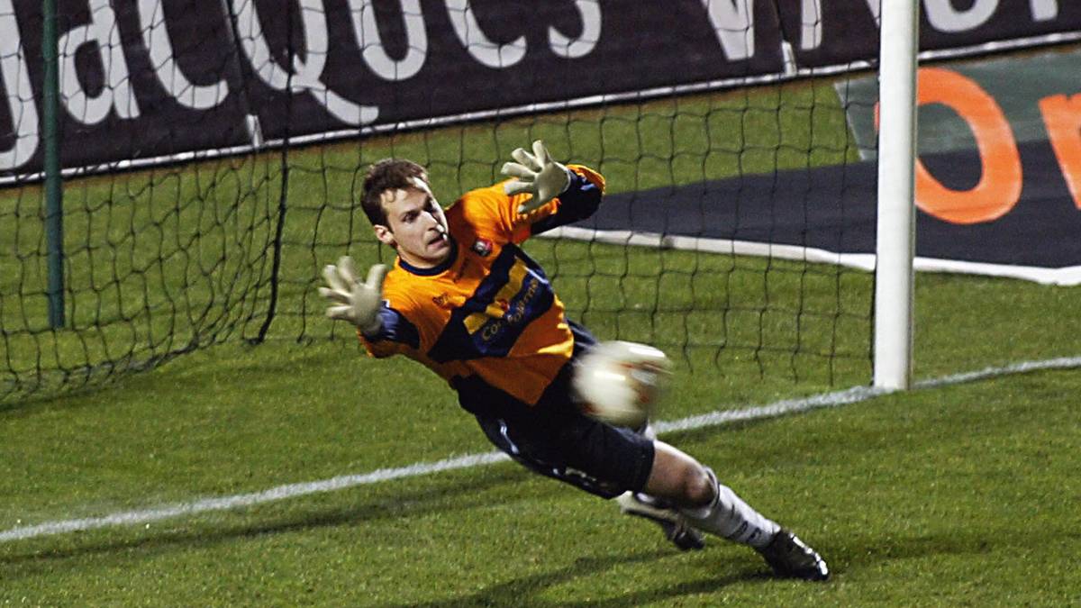 Von 2015 bis 2019 spielte Cech bei Chelseas Stadtrivalen, vor seiner Londoner Zeit war der Tscheche in seiner Heimat bei FK Chmel Blsany und in Frankreich bei Stade Rennes aktiv