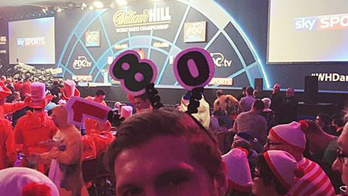 Sebastian Tyrala, ehemaliger Spieler bei Borussia Dortmund und Greuther Fürth, ist auch zu Besuch im Alexandra Palace. Wem er die Daumen drückt? Ein Hashtag verrät es: #ThePower (Copyright: facebook.com/sebastian-tyrala)