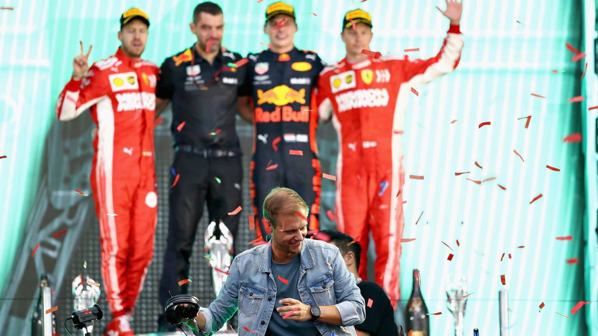 Den Protagonisten auf dem Podium heizt derweil der niederländische Star-D.J. Armin van Buuren ein