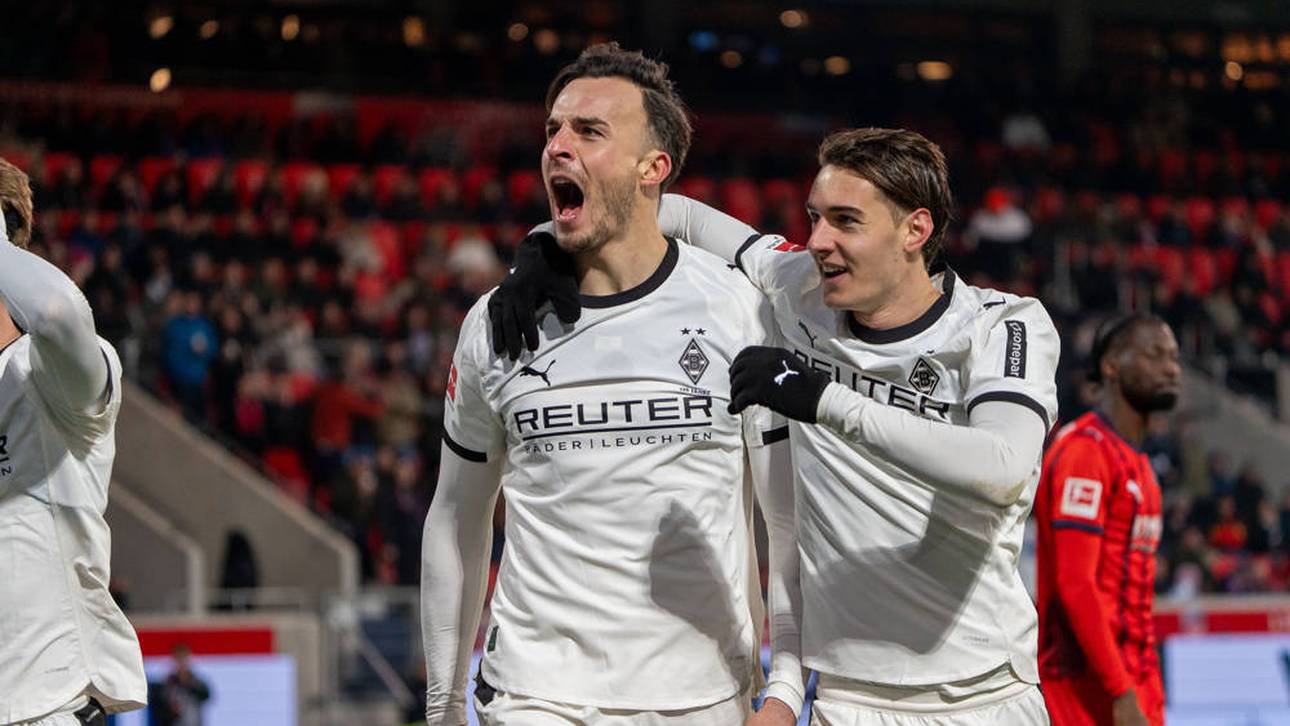 Gladbachs Haris Tabakovic (l.) jubelt mit Florian Neuhaus über sein 2:0 in Heidenheim