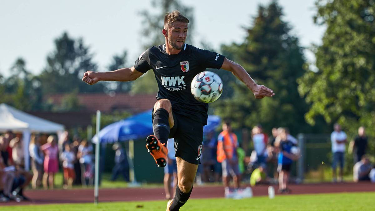 PLATZ 7 - SIMON ASTA: Der Augsburger gibt am 12. Mai 2018 bei der 0:2-Niederlage in Freiburg sein Debüt mit 17 Jahren, 3 Monaten und 17 Tagen. Anschließend muss er ein Jahr auf seinen zweiten Einsatz in der Bundesliga warten, derzeit laboriert er an einem Kreuzbandriss