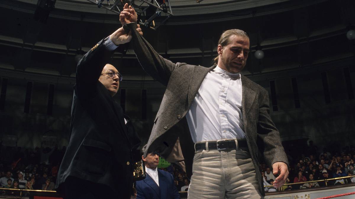 13. FEBRUAR 1997 - "I've lost my smile!" WWF-Champion Shawn Michaels tritt seinen Titel wegen einer angeblich Karriere bedrohenden Knieverletzung ab und rührt viele Fans zu Tränen. Angeblich ist die wahre Geschichte eine andere: Michaels soll es abgelehnt haben, seinen Gürtel wie geplant im Ring an seinen Rivalen Bret Hart abzutreten