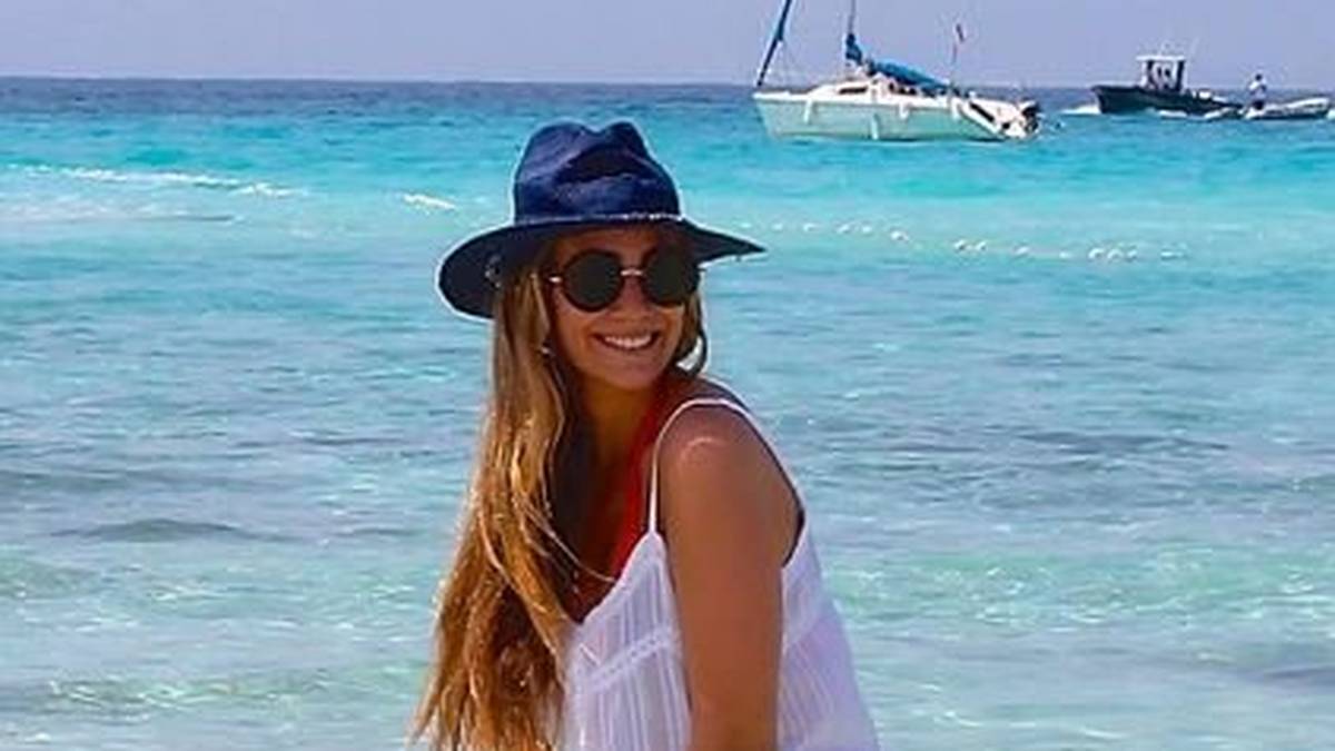 Im Stadion zeigt sie sich natürlich hochgeschlossener als hier im Urlaub