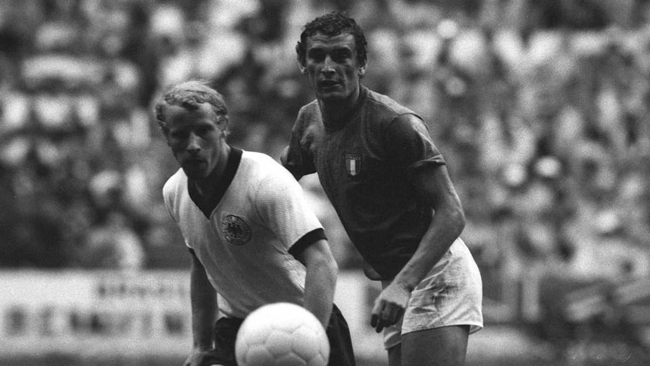 Berti Vogts (li.) im Duell mit Gigi Riva bei Italiens legendärem 4:3-Sieg gegen Deutschland