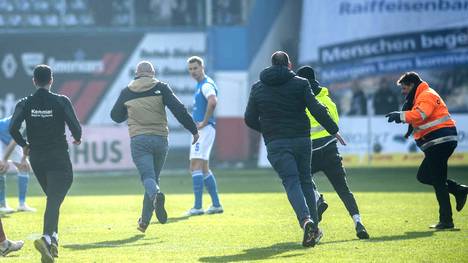 Ein weiterer Fan von Hansa Rostock lief nach Spielende auf den Platz