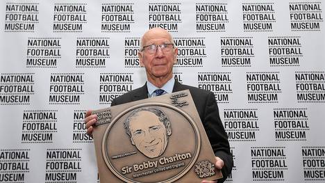 Die Südtribüne des Old Trafford wird offiziell nach Sir Bobby Charlton benannt 