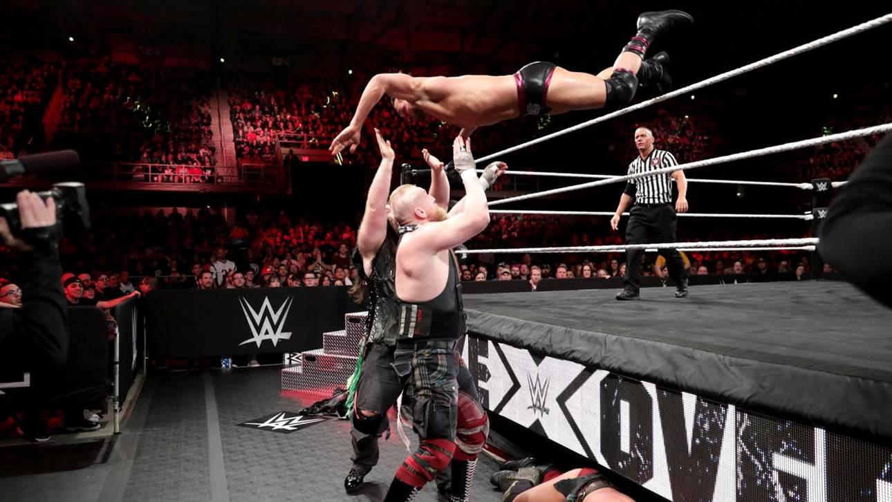 Alexander Wolfe (vorn) bekommt eine Flugaktion von Tye Dillinger ab