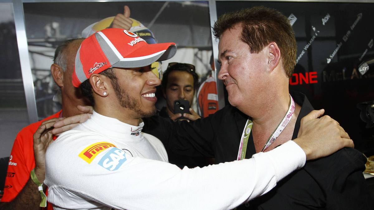 M wie Manager: 2014 trennte er sich von Simon Fuller (r.), der auch schon die Spice Girls und David Beckham zu Megastars aufbaute. Seitdem kümmert sich Hamilton verstärkt selbst um seine Vermarktung