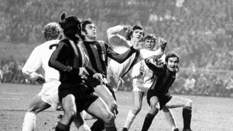 Italiens früherer Nationalspieler Mauro Bellugi, hier beim legendären Gladbacher Büchsenwurfspiel gegen Inter Mailand, verstarb im Alter von 71 Jahren