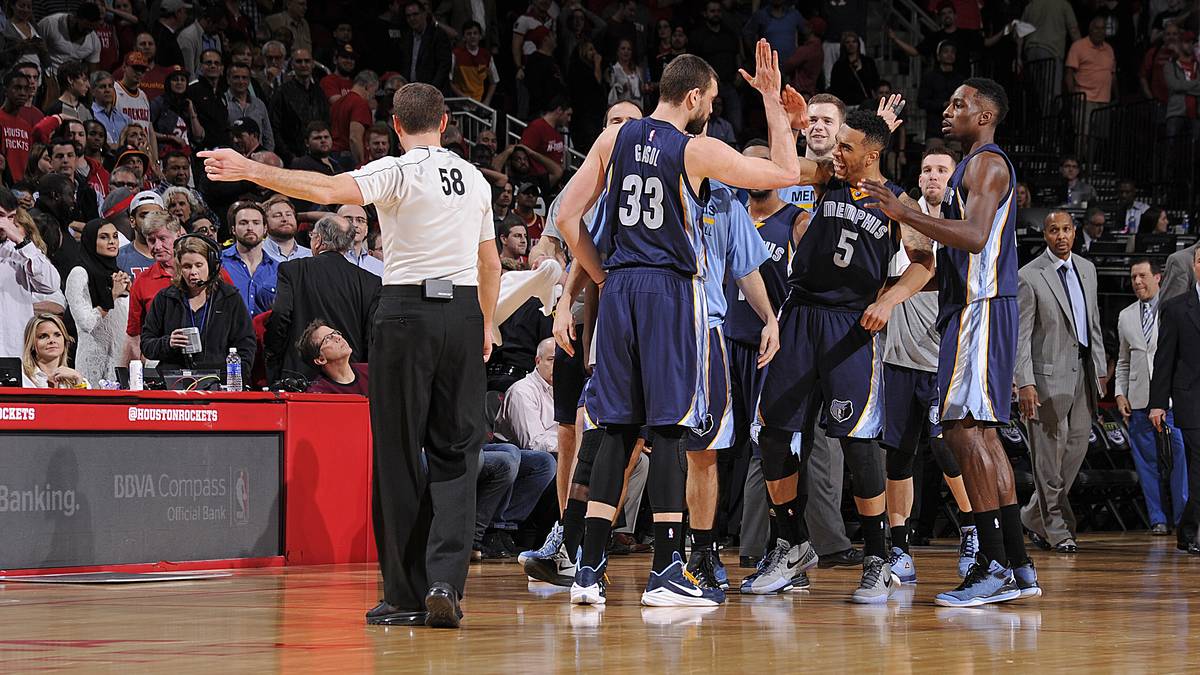 Das kann auch Marc Gasol. Erst wehrt sein Team beim Stand von 100:100 gegen die Houston Rockets James Hardens Zug zum Korb ab. 0,1 Sekunden vor Schluss verwandelt dann der Spanier aus kurzer Distanz und beschert den Grizzlies so den Sieg