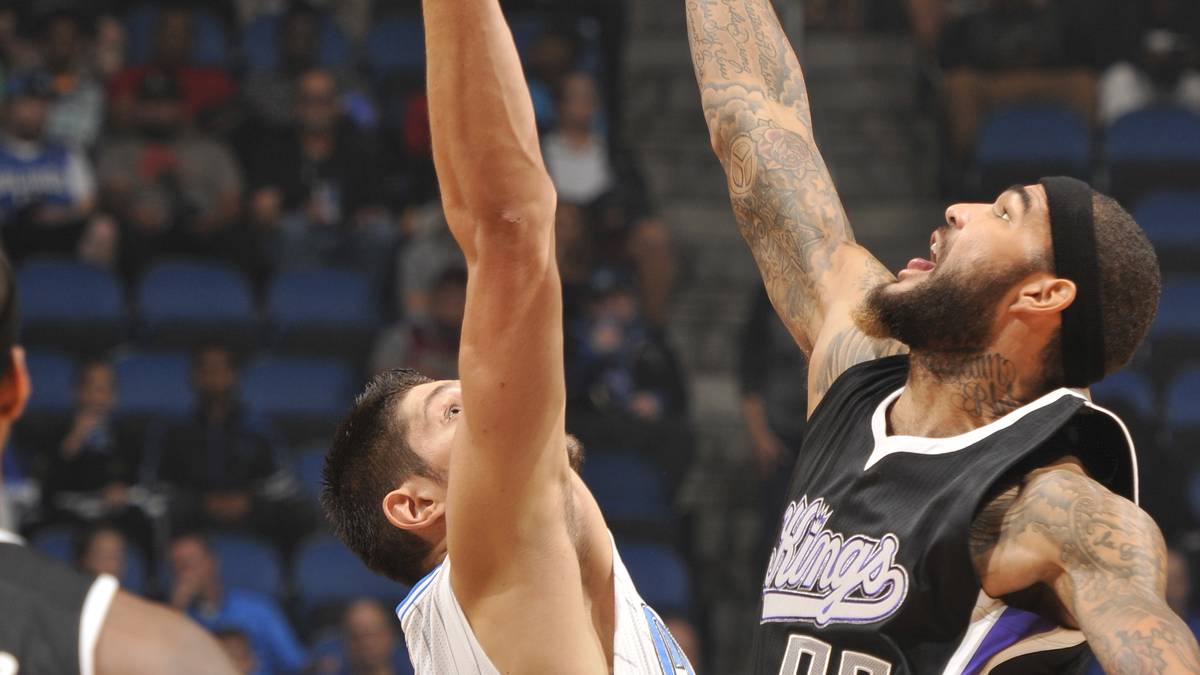 Tip-Off! Willie Cauley-Stein von den Sacramento Kings springt gegen Nikola Vucevic (Orlando Magic) um die Wette