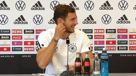 Leon Goretzka erinnert sich an die WM 2002 und den Torwartfehler seines jetzigen Chefs Oliver Kahn und witzelt über Konsequenzen im Verhältnis mit dem Bayern-Boss.