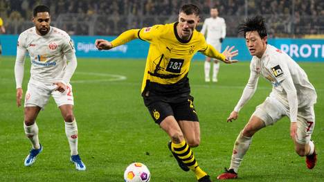 GER, 1. FBL, Borussia Dortmund vs 1. FSV Mainz 05 19.12.2023, Signal Iduna Park, Dortmund, GER, 1. FBL, Borussia Dortmund vs 1. FSV Mainz 05 Im Bild: Zweikampf zwischen Thomas Meunier (BV Borussia Dortmund, 24) und Lee Jae-Song (1. FSV Mainz 05, 7) *** GER, 1 FBL, Borussia Dortmund vs 1 FSV Mainz 05 19 12 2023, Signal Iduna Park, Dortmund, GER, 1 FBL, Borussia Dortmund vs 1 FSV Mainz 05 In the picture duel between Thomas Meunier BV Borussia Dortmund, 24 and Lee Jae Song 1 FSV Mainz 05, 7 nordphotoxGmbHxx xChristianxSchulze nph000300