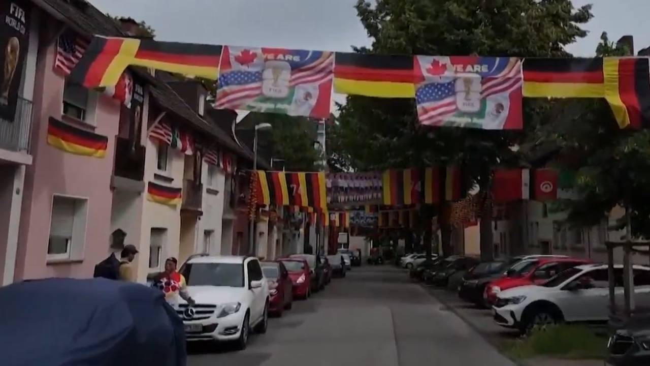 Deutscher Fan verwandelt Straße in riesiges Fahnenmeer