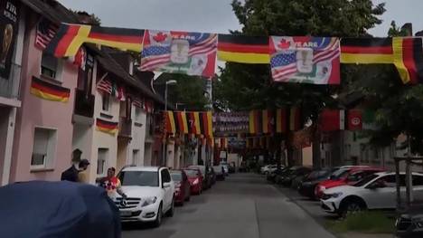 Achim Klimmek ist nicht nur glühender Deutschland-Fan. Kurz vor WM-Start hüllte der 70-Jährige seine Nachbarschaft kurzerhand in ein gigantisches Fahnenmeer.