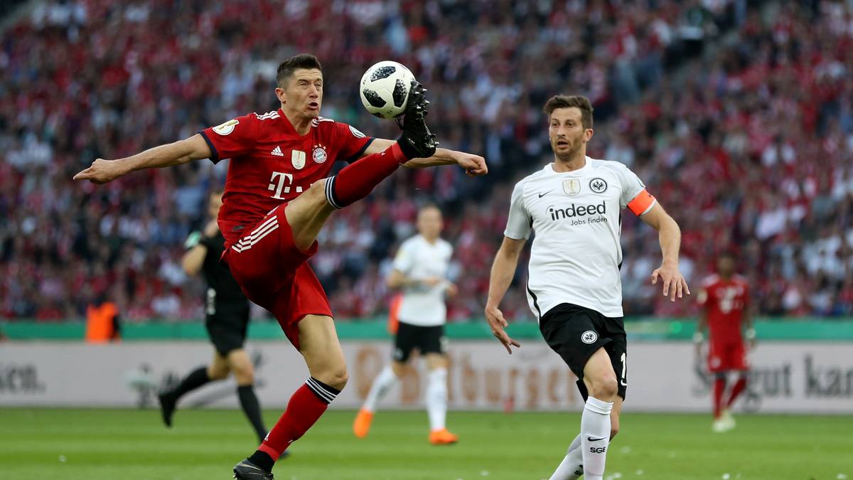 DAVID ABRAHAM: Ließ Lewandowski nur selten so viel Platz wie in dieser Situation. Gewann wichtige Kopfballduelle und hatte sogar in der Schlussphase noch Power für einen Sprint über den halben Platz - SPORT1-Note: 1,5