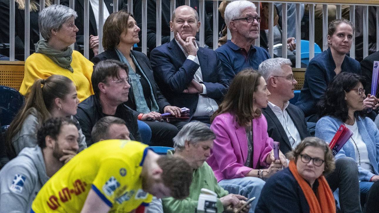 Scholz besucht Spiel der Handballer