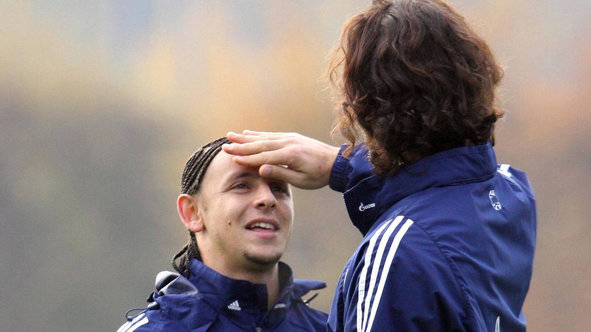 Nur nichts kaputt machen. Ganz zärtlich streichelt der Ex-Schalker Kevin Kuranyi Rafinha über die geflochtenen Zöpfe...