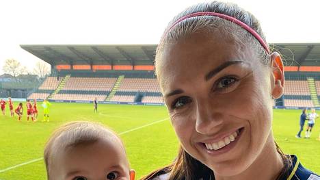 Alex Morgan ist nur sechs Monate nach der Geburt ihrer Tochter zurück auf dem Fußballplatz. Der US-Star kam erstmals für die Spurs zum Einsatz.