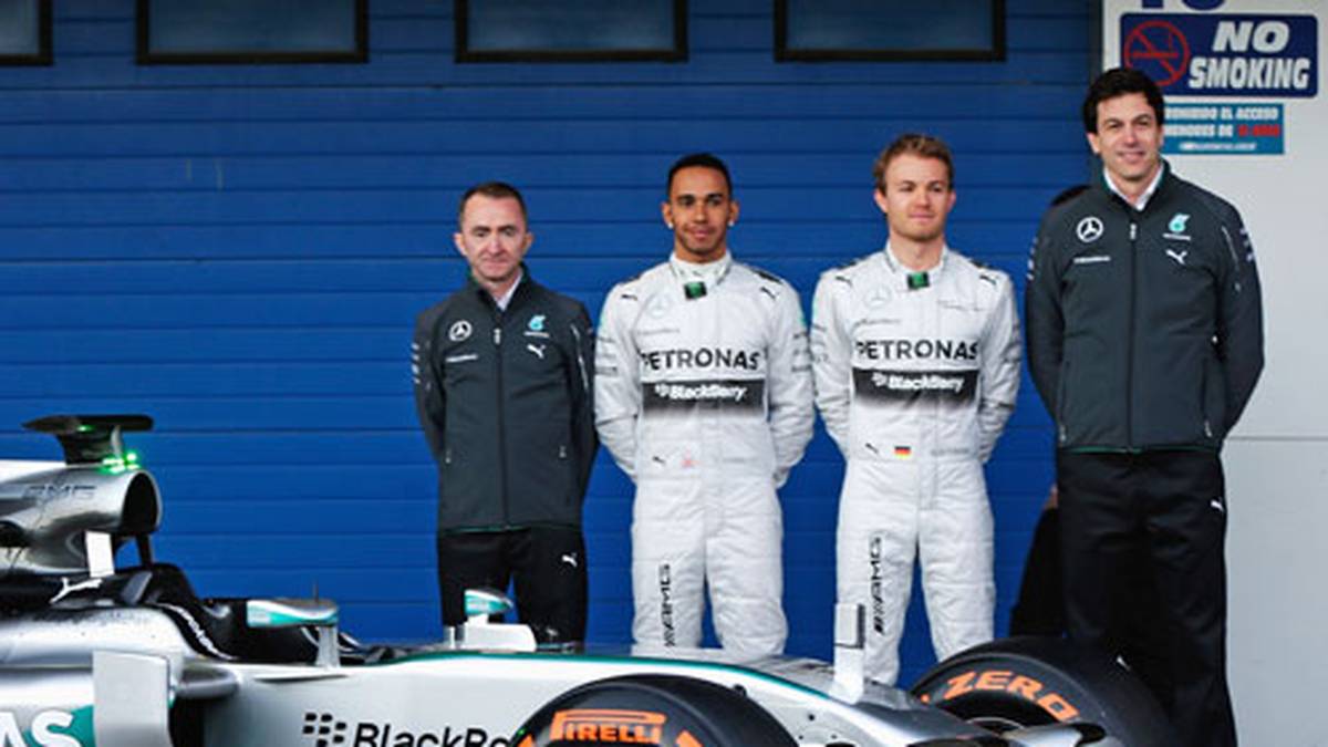 28. Januar: Zum Testauftakt im spanischen Jerez präsentieren die Rennställe traditionell ihre neuen Boliden. Durch die neuen Sicherheitsregeln sind die Nasen der Formel-1-Autos tiefer, dürfen nur noch 18,5 cm hoch sein. Zudem dürfen die V6-Turbomotoren nur noch 100 Kilo Sprit pro Rennen verbrennen - die Umstellung ist für alle Rennställe groß