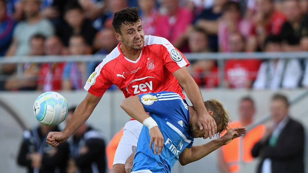 Die Hamburger müssen außerdem mit teils heftiger Gegenwehr klar kommen. Hier stützt sich Davy Frick bei Gäste-Akteur Aaron Hunt auf