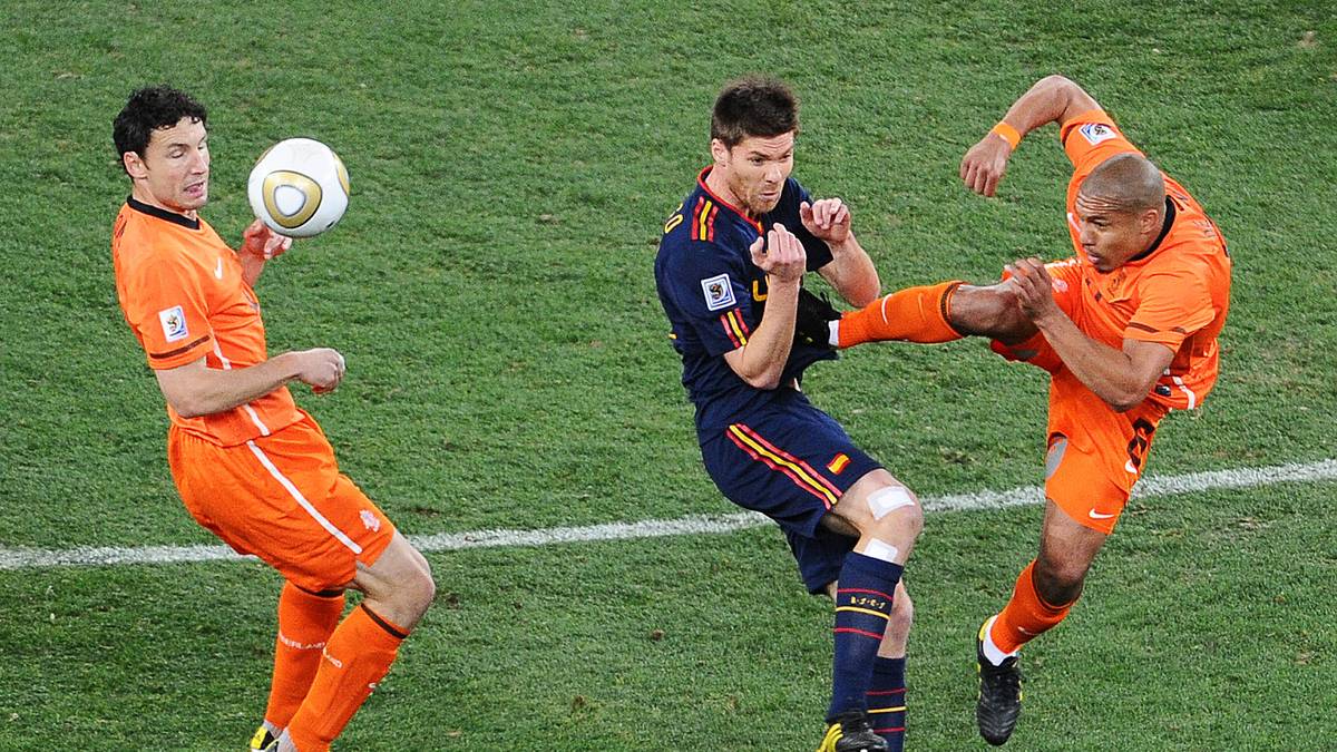 Wie Wiese hat auch Nigel de Jong (r.) im WM-Finale 2010 riesiges Glück. Sein Kung-Fu-Tritt gegen Spaniens Xabi Alonso (M.) wird vom Schiedsrichter nur mit der gelben Karte geahndet. Die Niederlande unterliegen im Finale mit 0:1