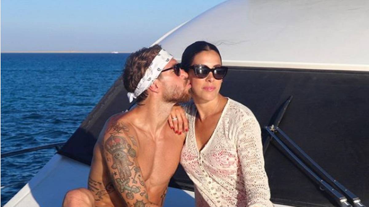 Sergio Ramos zeigt sich im Urlaub als Familienmensch und gibt seiner Schwester Miriam ein Geburtstagsküsschen