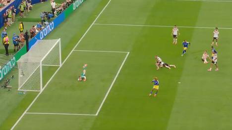 Nach nicht einmal 20 Minuten muss Manuel Neuer den ersten Rückschlag als Nummer eins zwischen den Pfosten hinnehmen.