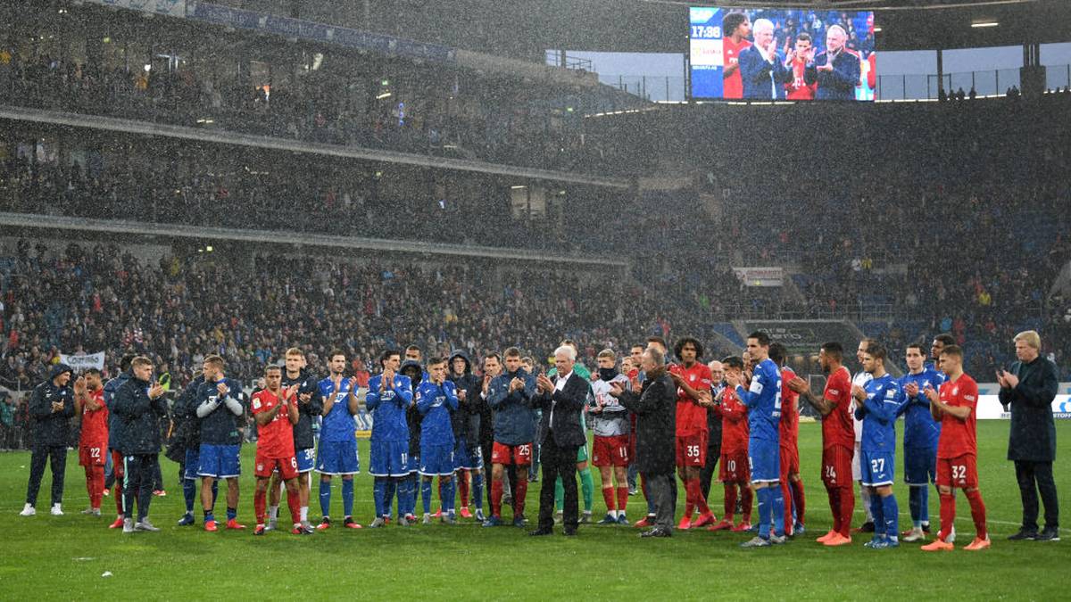 Karl-Heinz Rummenigge, Dietmar Hopp und alle Spieler von Bayern und Hoffenheim stetzten am Ende eines Skandal-Tages ein Zeichen