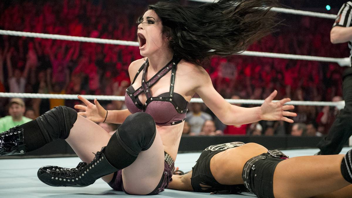 7. APRIL 2014 - AJ Lee bekommt beim Debüt eines Jungstars die Grenzen aufgezeigt. Die erst 21 Jahre alte Paige entthront Lee in ihrem ersten Hauptkader-Match und kürt sich in einem Gänsehaut-Moment zur jüngsten WWE-Titelträgerin aller Zeiten