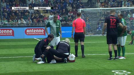 Beim Hallenturnier in Lingen ist Leverkusens Stefan Kießling der große Star. Doch gegen Werder Bremen knickt der ehemalige Torschützenkönig um, kann nach einer Behandlungspause aber weitermachen.