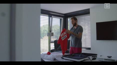 Marco Höger appelliert in der Köln-Doku "24/7 FC" an die Profi-Fußballer, dass sie in der Pflicht sind Verantwortung zu übernehmen, sodass die Vereine mit ihren vielen Mitarbeitern die Pandemie überstehen können.