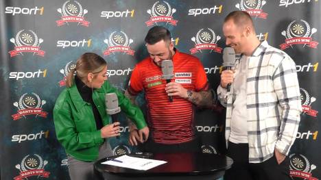 Lustige Szene nach dem Achtelfinal-Einzug von Joe Cullen. SPORT1 Moderatorin Jana Wosnitza entwendet dem Engländer seinen Glücksbringer als ihr auffällt, dass er der mögliche Gegner von Martin Schindler ist.