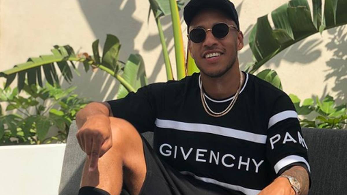 Im lässigen Style dreht Bayern-Star Corentin Tolisso ordentlich den Swag auf. Im Zeichen seines Sponsors präsentiert der Weltmeister knallbunte Sneakers. 