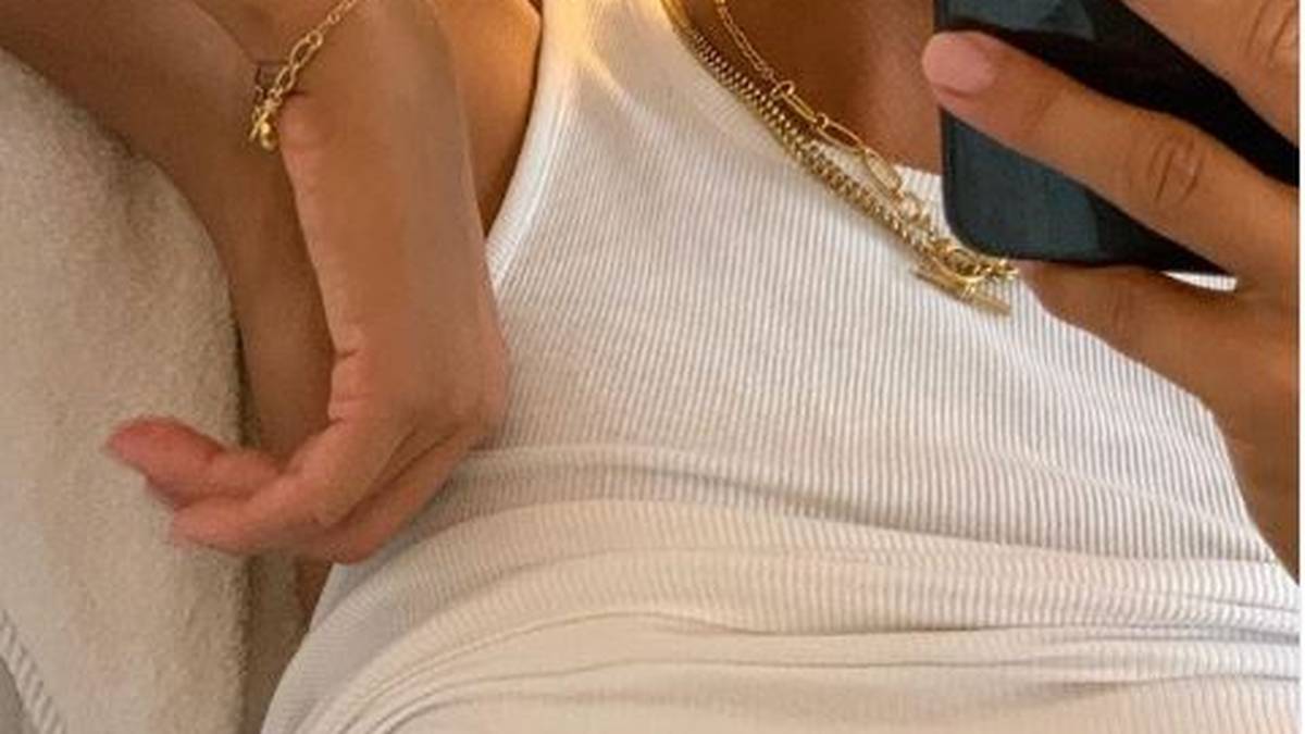 Welches Geheimnis lüftet denn hier  Nicklas Bendtners Liebste? Philine Roepstorff lupft ihr Shirt - aber was sie damit sagen mag, bleibt offen