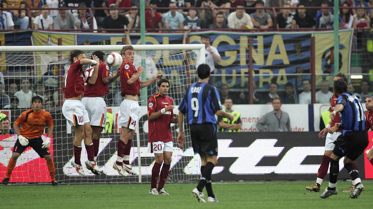 PLATZ 10 - SINISA MIHAJLOVIC (r.): Er hält in der Serie A den Rekord für die meisten Freistoßtore. Sein Meisterstück gelang ihm, als er für Lazio gegen seinen Ex-Klub Sampdoria Genua drei Freistoßtore erzielte, was bis heute unerreicht ist